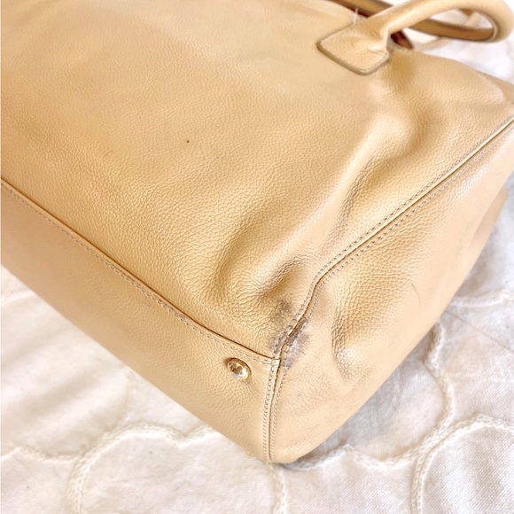 Chanel Executive Cerf Tote: Beige Calfskin, Gold- hardware and  Feet at Base - Picture 7 of 12